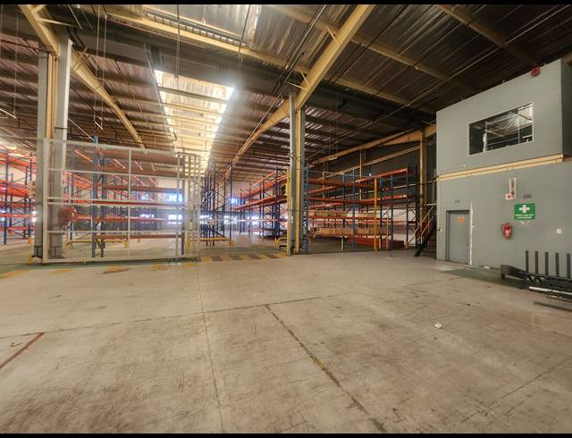 11,924M² WAREHOUSE TO LET IN HALFWAY GARDENS